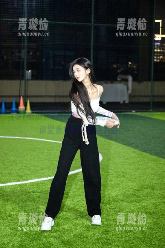 捕捉瞬间，91吃瓜在线视频带你聚焦黄昏下的小八卦。