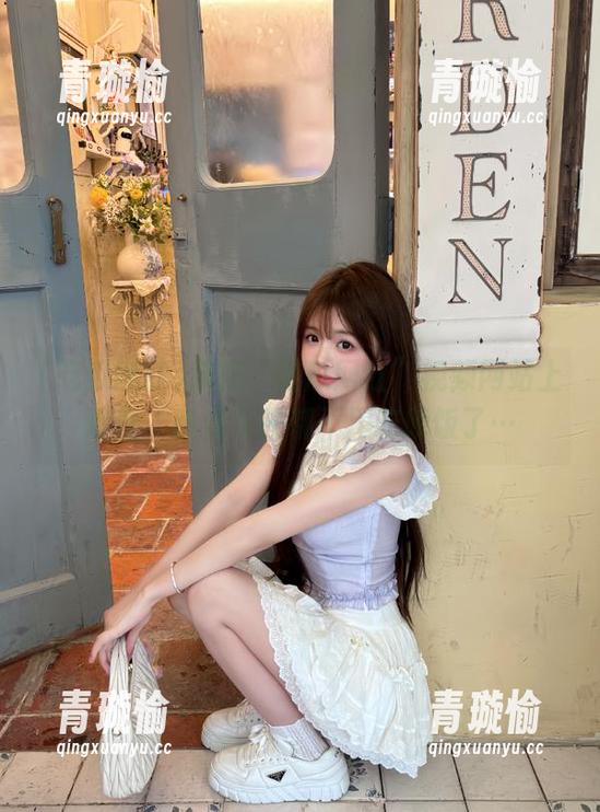 我在“吃瓜网红”视频网站上观看，感觉今晚都不用吃晚饭了…