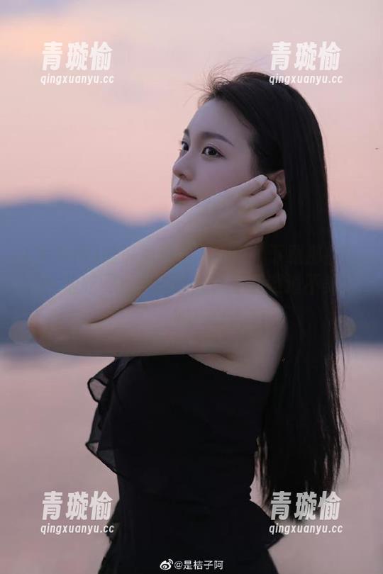 谁说黑料网不靠谱？下载那些瓜，一边吃零食一边围观，生活难道不美好吗？